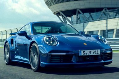 Новая Porsche 911 оказалась быстрее спортбайка (видео)